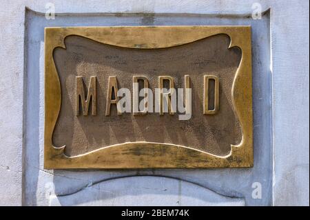 Eine Bronzetafel mit dem Wort Madrid, die an einem alten Gebäude in Spanien angebracht ist Stockfoto