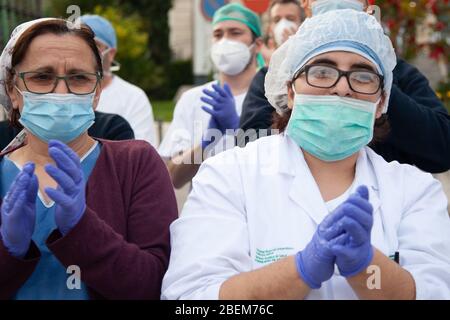 Malaga, Spanien. April 2020. Covid-19 Tribut Applaus an das Gesundheitspersonal des Krankenhauses Carlos Haya Málaga von der Polizei, Guardia Civil und Feuerwehrmänner Stockfoto