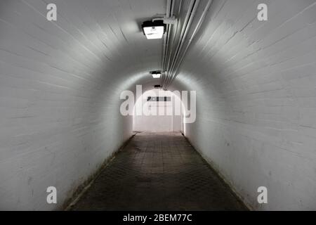 Leere unterirdischer Gang mit Licht am Ende des Tunnels Stockfoto