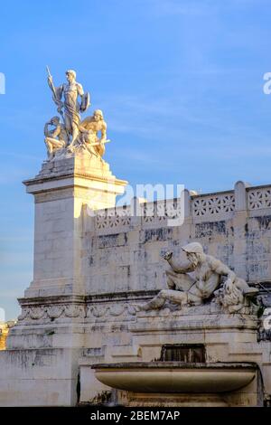 Viktor Emmanuel II Denkmal, Altar des Vaterlandes, Adriatische Brunnen, und skulpturale Gruppe die Kraft, Rom, Italien. Stockfoto