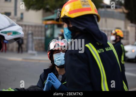 Malaga, Spanien. April 2020. Covid-19 Tribut Applaus an das Gesundheitspersonal des Krankenhauses Carlos Haya Málaga von der Polizei, Guardia Civil und Feuerwehrmänner Stockfoto