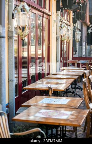 Leere Stühle und Tische vor einer Restaurantbar in der niederländischen Stadt Veenendaal, die wegen des Ausbruchs des Coronavirus geschlossen werden musste Stockfoto