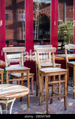 Leere Stühle und Tische vor einer Restaurantbar in der niederländischen Stadt Veenendaal, die wegen des Ausbruchs des Coronavirus geschlossen werden musste Stockfoto