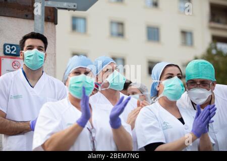 Malaga, Spanien. April 2020. Covid-19 Tribut Applaus an das Gesundheitspersonal des Krankenhauses Carlos Haya Málaga von der Polizei, Guardia Civil und Feuerwehrmänner Stockfoto