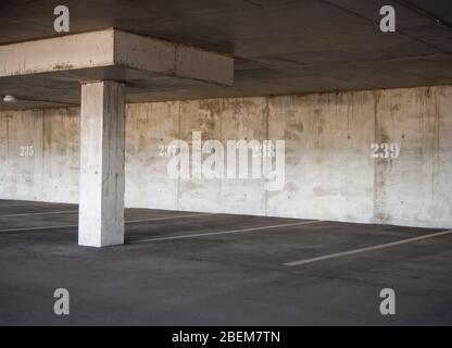 Fragment einer leeren überdachten Parkhalle Stockfoto