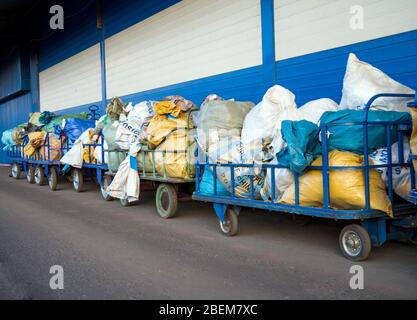 Woronesch, Russland - 29. August 2019: Post-Korrespondenz auf dem Bahnsteig Stockfoto