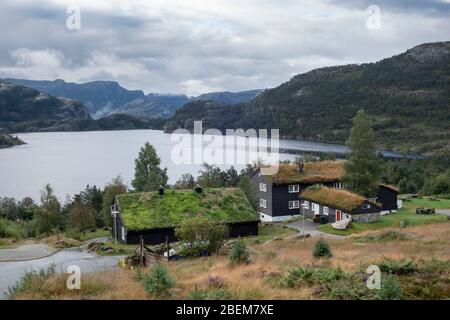 Traditionelle norwegische Holzhäuser mit Gras auf dem Dach. Typische norwegische Architektur Stockfoto