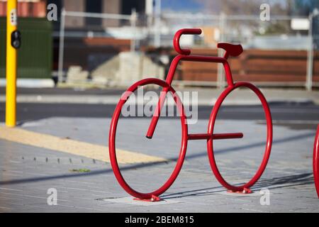 Christchurch, Neuseeland - 11. Jun 2017: Eine rote Fahrradskulptur aus Stahl Stockfoto