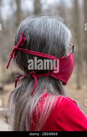 Karen Rentz modelliert eine ihrer selbstgemachten Stoffmasken mit einem Polypropylen-Ofenfiltereinsatz, um sich auf das Ausgehen in der Öffentlichkeit während der Covid-19 vorzubereiten Stockfoto