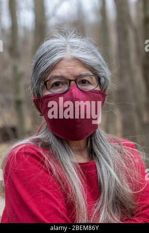 Karen Rentz modelliert eine ihrer selbstgemachten Stoffmasken mit einem Polypropylen-Ofenfiltereinsatz, um sich auf das Ausgehen in der Öffentlichkeit während der Covid-19 vorzubereiten Stockfoto