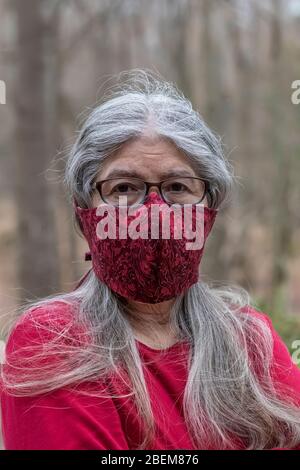 Karen Rentz modelliert eine ihrer selbstgemachten Stoffmasken mit einem Polypropylen-Ofenfiltereinsatz, um sich auf das Ausgehen in der Öffentlichkeit während der Covid-19 vorzubereiten Stockfoto