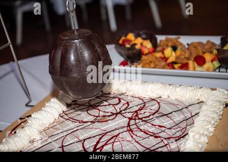 Frisch vermählte piñata an der Rezeption, bevor sie versuchen, es zu schlagen. Stockfoto