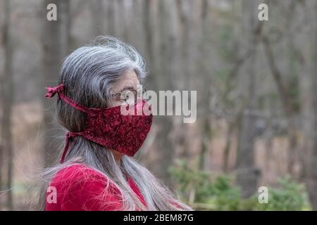 Karen Rentz modelliert eine ihrer selbstgemachten Stoffmasken mit einem Polypropylen-Ofenfiltereinsatz, um sich auf das Ausgehen in der Öffentlichkeit während der Covid-19 vorzubereiten Stockfoto