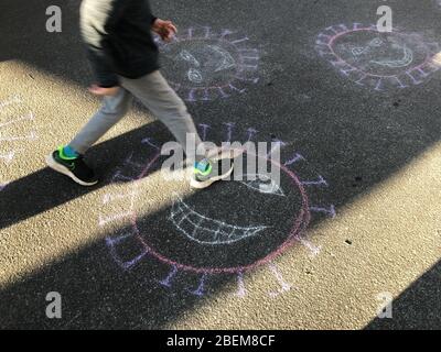 Berlin, Deutschland. April 2020. Die Darstellung des Coronavirus wurde von Kindern auf einer Straße mit Buntstift gemalt. Quelle: Jörg Carstensen/dpa/Alamy Live News Stockfoto