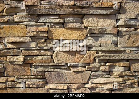 Eine gelbe Steinmauer Stockfoto