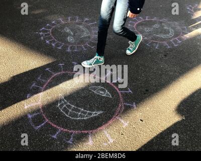 Berlin, Deutschland. April 2020. Die Darstellung des Coronavirus wurde von Kindern auf einer Straße mit Buntstift gemalt. Quelle: Jörg Carstensen/dpa/Alamy Live News Stockfoto
