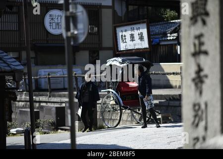 Kyoto, Japan. April 2020. Rikscha-Fahrer wartet auf Touristen in Kyoto am Dienstag, 14. April 2020, inmitten der Ausbreitung des neuen Coronavirus. Der japanische Premierminister Shinzo Abe erklärte vergangene Woche Tokio und sechs anderen Präfekturen, darunter Kyoto, zum Ausnahmezustand, um die Abwehr gegen die Ausbreitung des Coronavirus zu verstärken. Kredit: Aflo Co. Ltd./Alamy Live News Stockfoto