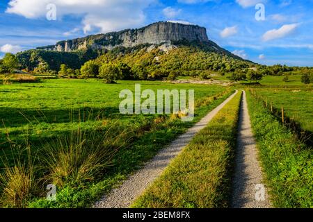 Ein Weg in die Landschaft mit herrlichem Blick über die Bergklippen (Katalonien, Blick auf die Cingles d'Aiats, Spanien) Stockfoto