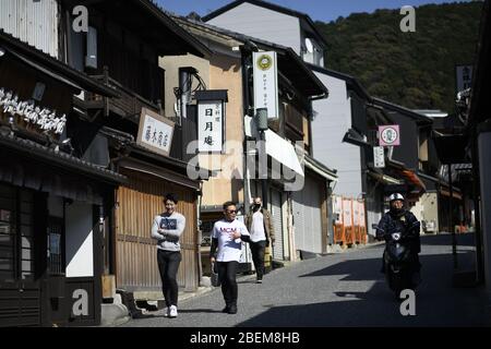 Kyoto, Japan. April 2020. Am Dienstag, den 14. April 2020, laufen Menschen in Kyoto vor geschlossenen Restaurants und Geschäften, inmitten der Ausbreitung des neuen Coronavirus. Die Regierung Japans hat Unternehmen wie Schulen, Sportanlagen, Bars und Restaurants aufgefordert, vorübergehend zu schließen oder unter reduzierten Öffnungszeiten zu arbeiten. Der japanische Premierminister Shinzo Abe erklärte vergangene Woche Tokio und sechs anderen Präfekturen, darunter Kyoto, zum Ausnahmezustand, um die Abwehr gegen die Ausbreitung des Coronavirus zu verstärken. Kredit: Aflo Co. Ltd./Alamy Live News Stockfoto