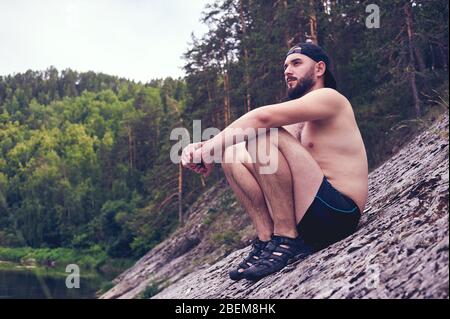 Das Leben genießen. Ein junger Mann liegt in einem Biwak im Wald., Entspannung, Urlaub, Lifestyle-Konzept Stockfoto