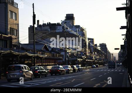 Kyoto, Japan. April 2020. Auf diesem Foto zeigt weniger Autos wurden in Gion, Kyoto am Dienstag, 14. April 2020, inmitten der Ausbreitung des neuen Coronavirus gesehen. Der japanische Premierminister Shinzo Abe erklärte vergangene Woche Tokio und sechs anderen Präfekturen, darunter Kyoto, zum Ausnahmezustand, um die Abwehr gegen die Ausbreitung des Coronavirus zu verstärken. Kredit: Aflo Co. Ltd./Alamy Live News Stockfoto