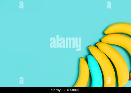 Bunte blaue Hintergrund für Text und Werbung.Gelb und eine blaue Banane in der Ecke des Bildes. Von oben Stockfoto