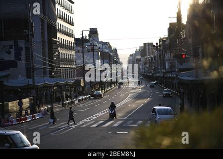 Kyoto, Japan. April 2020. Wenige Pendler wurden am Dienstag, den 14. April 2020, inmitten der Ausbreitung des neuen Coronavirus in Gion, Kyoto, gesehen. Der japanische Premierminister Shinzo Abe erklärte vergangene Woche Tokio und sechs anderen Präfekturen, darunter Kyoto, zum Ausnahmezustand, um die Abwehr gegen die Ausbreitung des Coronavirus zu verstärken. Kredit: Aflo Co. Ltd./Alamy Live News Stockfoto