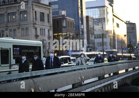 Kyoto, Japan. April 2020. Pendler mit Gesichtsmaske laufen am Dienstag, den 14. April 2020, in der Nähe von Gion, Kyoto, inmitten der Ausbreitung des neuen Coronavirus. Der japanische Premierminister Shinzo Abe erklärte vergangene Woche Tokio und sechs anderen Präfekturen, darunter Kyoto, zum Ausnahmezustand, um die Abwehr gegen die Ausbreitung des Coronavirus zu verstärken. Kredit: Aflo Co. Ltd./Alamy Live News Stockfoto