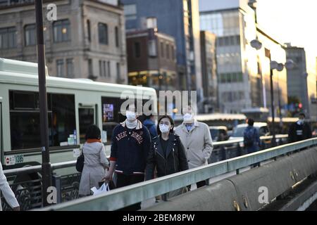 Kyoto, Japan. April 2020. Pendler mit Gesichtsmaske laufen am Dienstag, den 14. April 2020, in der Nähe von Gion, Kyoto, inmitten der Ausbreitung des neuen Coronavirus. Der japanische Premierminister Shinzo Abe erklärte vergangene Woche Tokio und sechs anderen Präfekturen, darunter Kyoto, zum Ausnahmezustand, um die Abwehr gegen die Ausbreitung des Coronavirus zu verstärken. Kredit: Aflo Co. Ltd./Alamy Live News Stockfoto