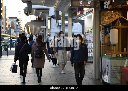 Kyoto, Japan. April 2020. Pendler mit Gesichtsmaske laufen am Dienstag, den 14. April 2020, in der Nähe von Gion, Kyoto, inmitten der Ausbreitung des neuen Coronavirus. Der japanische Premierminister Shinzo Abe erklärte vergangene Woche Tokio und sechs anderen Präfekturen, darunter Kyoto, zum Ausnahmezustand, um die Abwehr gegen die Ausbreitung des Coronavirus zu verstärken. Kredit: Aflo Co. Ltd./Alamy Live News Stockfoto