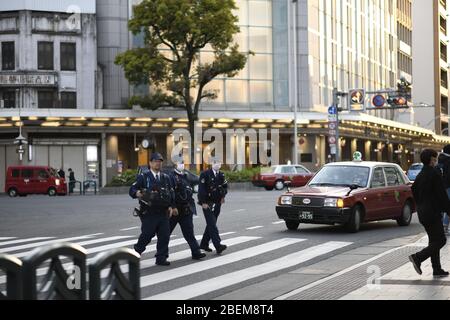 Kyoto, Japan. April 2020. Polizisten mit Gesichtsmaske gehen am Dienstag, den 14. April 2020, in der Nähe von Gion, Kyoto, inmitten der Ausbreitung des neuen Coronavirus. Der japanische Premierminister Shinzo Abe erklärte vergangene Woche Tokio und sechs anderen Präfekturen, darunter Kyoto, zum Ausnahmezustand, um die Abwehr gegen die Ausbreitung des Coronavirus zu verstärken. Kredit: Aflo Co. Ltd./Alamy Live News Stockfoto