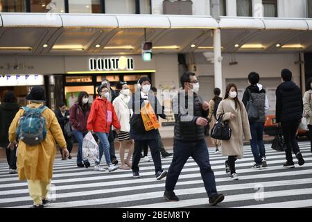 Kyoto, Japan. April 2020. Pendler mit Gesichtsmaske laufen am Dienstag, den 14. April 2020, in der Nähe von Gion, Kyoto, inmitten der Ausbreitung des neuen Coronavirus. Der japanische Premierminister Shinzo Abe erklärte vergangene Woche Tokio und sechs anderen Präfekturen, darunter Kyoto, zum Ausnahmezustand, um die Abwehr gegen die Ausbreitung des Coronavirus zu verstärken. Kredit: Aflo Co. Ltd./Alamy Live News Stockfoto