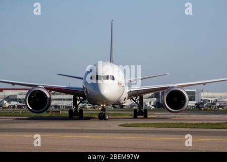 Ein Virgin Atlantic Charterflug landet am Flughafen Heathrow, London und liefert wichtige medizinische Versorgung nach Großbritannien von Shanghai aus. Es handelt sich um einen von acht Frachtflügen, die Virgin Atlantic in Zusammenarbeit mit dem Gesundheitsministerium und dem NHS im April in Betrieb nimmt. Stockfoto