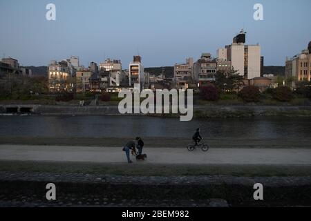 Kyoto, Japan. April 2020. Die Menschen laufen und genießen das Wetter in der Nähe des Kamogawa Flusses in Kyoto am Dienstag, 14. April 2020, inmitten der Ausbreitung des neuen Coronavirus. Der japanische Premierminister Shinzo Abe erklärte vergangene Woche Tokio und sechs anderen Präfekturen, darunter Kyoto, zum Ausnahmezustand, um die Abwehr gegen die Ausbreitung des Coronavirus zu verstärken. Kredit: Aflo Co. Ltd./Alamy Live News Stockfoto