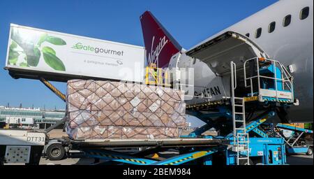 Ein Virgin Atlantic Charterflug landet am Flughafen Heathrow, London und liefert wichtige medizinische Versorgung nach Großbritannien von Shanghai aus. Es handelt sich um einen von acht Frachtflügen, die Virgin Atlantic in Zusammenarbeit mit dem Gesundheitsministerium und dem NHS im April in Betrieb nimmt. Stockfoto