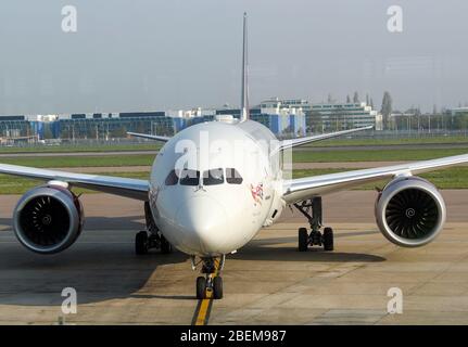 Ein Virgin Atlantic Charterflug landet am Flughafen Heathrow, London und liefert wichtige medizinische Versorgung nach Großbritannien von Shanghai aus. Es handelt sich um einen von acht Frachtflügen, die Virgin Atlantic in Zusammenarbeit mit dem Gesundheitsministerium und dem NHS im April in Betrieb nimmt. Stockfoto