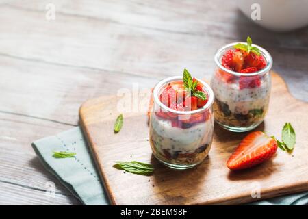 Joghurt-Müsli-Parfait mit Erdbeeren Stockfoto