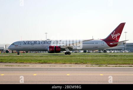 Ein Virgin Atlantic Charterflug landet am Flughafen Heathrow, London und liefert wichtige medizinische Versorgung nach Großbritannien von Shanghai aus. Es handelt sich um einen von acht Frachtflügen, die Virgin Atlantic in Zusammenarbeit mit dem Gesundheitsministerium und dem NHS im April in Betrieb nimmt. Stockfoto