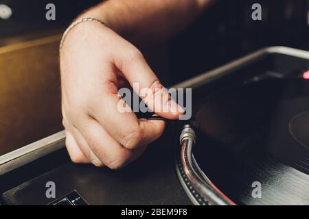 Nahaufnahme akustischer Vinyl-Player mit dj-Hand Stockfoto