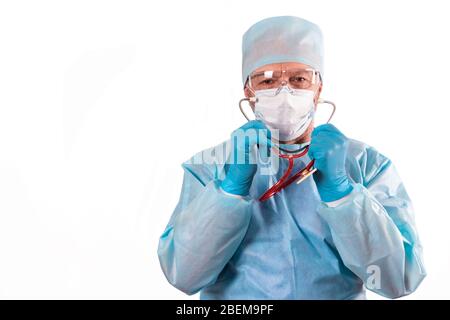 Ein Arzt in einer Schutzmaske, Morgenmantel, Handschuhe legt ein Stethoskop in die Ohren und bereitet sich auf die Diagnose des Patienten. Der Arzt bereitet t vor Stockfoto