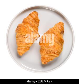 Zwei Croissants auf weißem Keramik isoliert auf weißem Hintergrund. Stockfoto