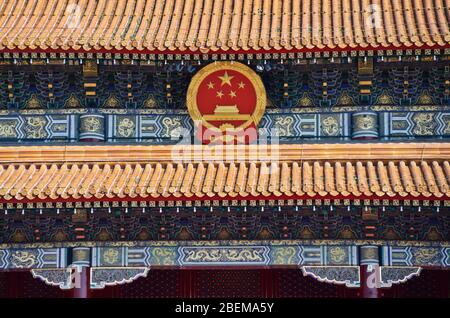 Schild der Kommunistischen Partei Chinas am Tor des Himmlischen Friedens, Verbotene Stadt. Peking, China Stockfoto