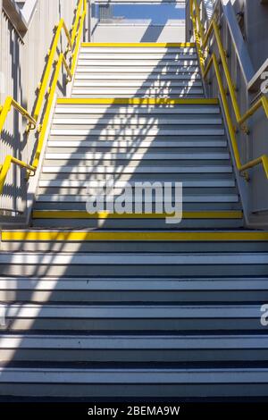 Leere Treppe zur Londoner Northumberland Station Stockfoto