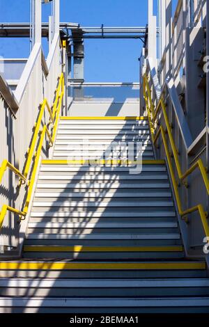 Leere Treppe zur Londoner Northumberland Station Stockfoto