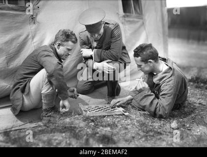 Mann des amerikanischen Roten Kreuzes, der ein Spiel der Checkers spielt, gespielt von zwei Patienten im American Military Hospital No. 5, Auteuil, Frankreich, Lewis Wickes Hine, American National Red Cross Photograph Collection, Juni 1918 Stockfoto