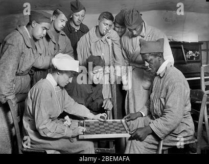 Amerikanischer Soldat spielt Checkers in der American Red Cross Recreation Hut, American Military Hospital No. 5, Auteuil, Frankreich, Lewis Wickes Hine, amerikanische nationale Rotkreuz-Fotokollektion, September 1918 Stockfoto