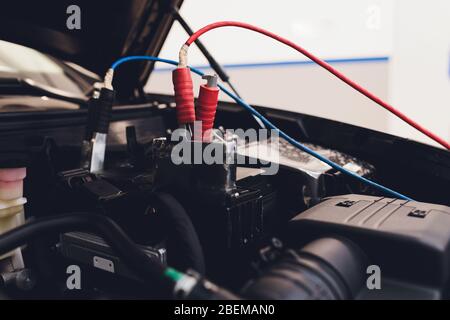 Selektiver Fokus Laden Auto mit Strom durch Kabel Stockfoto