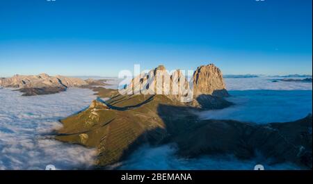 Antenne Panorama von Cloud Meer bei Sella Pass zwischen den Provinzen Trentino und Südtirol, Dolomiten Stockfoto