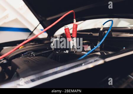 Selektiver Fokus Laden Auto mit Strom durch Kabel Stockfoto