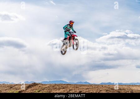 Dacono, CO/ USA- 29. März 2020 Motocross-Fahrer fahren um die Strecke und schlagen Sprünge und Berms in Colorado's Front Range Stockfoto